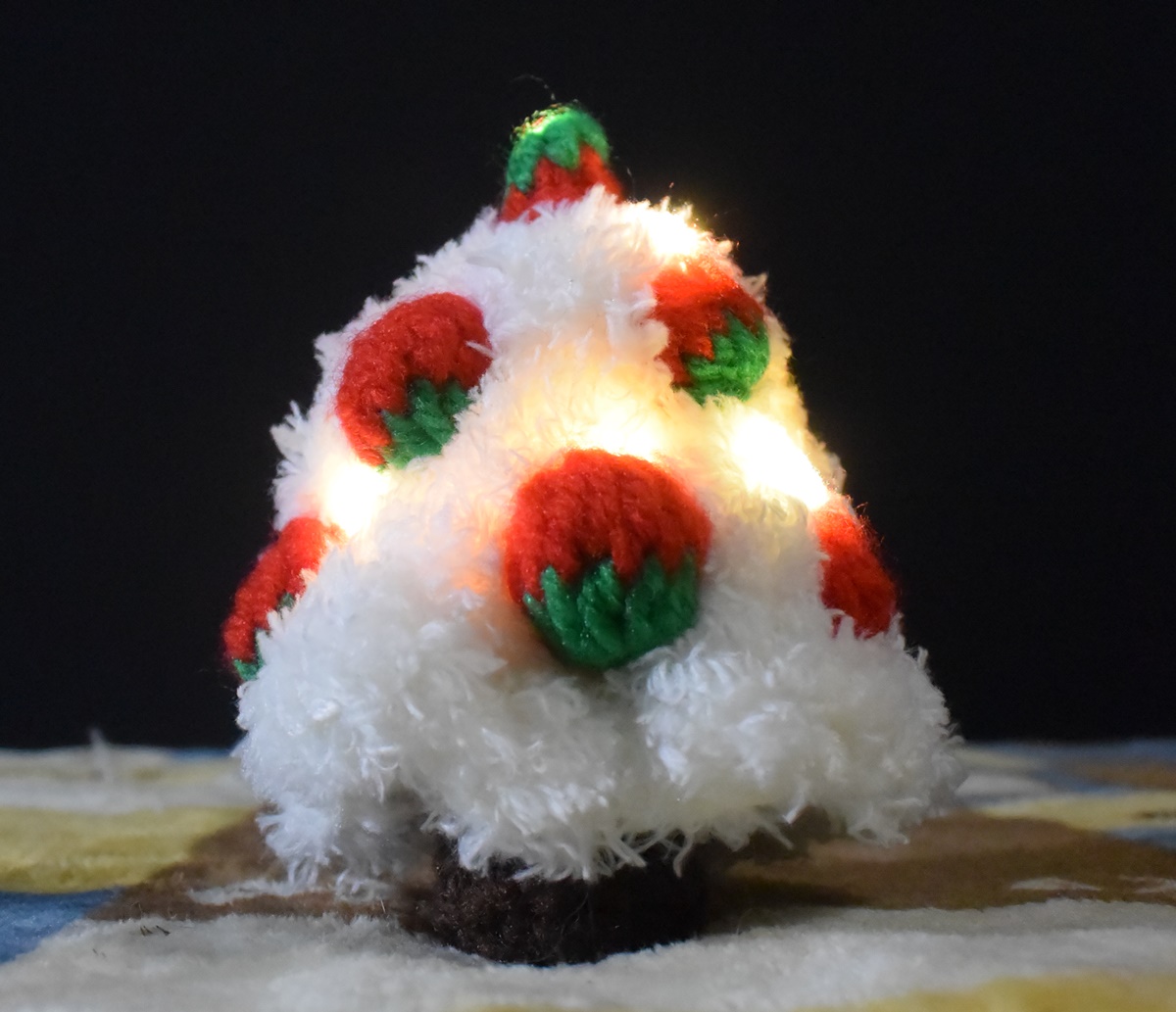 手編みのイチゴのクリスマスツリー