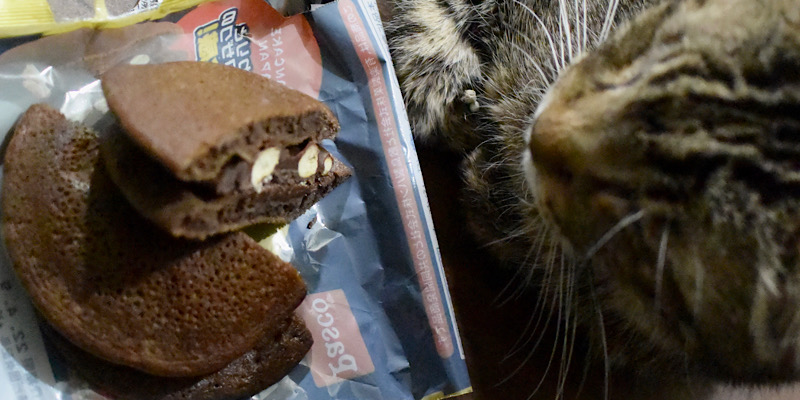 ブラックサンダーパンケーキに興味を示さぬ猫